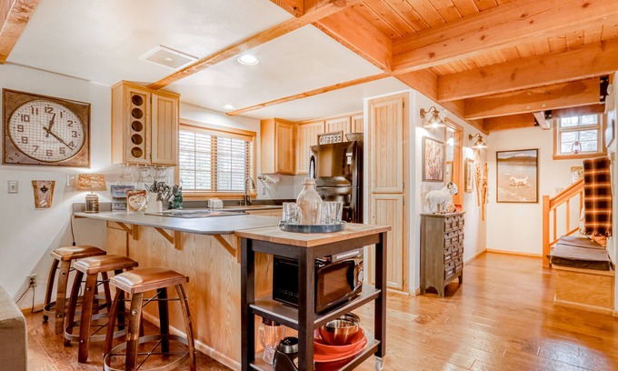 Sunriver House | Mountain-chic getaway with private hot tub, SHARC passes, fireplace, & AC