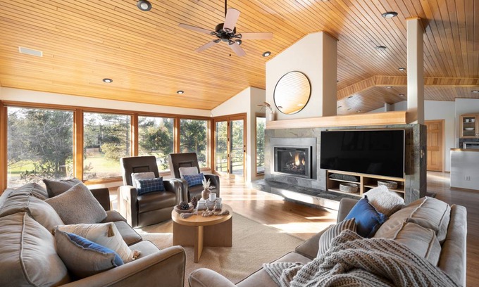 Sunriver House | Mulligan by AvantStay Modern Sunriver Home on Woodlands Golf Course w/ Hot Tub