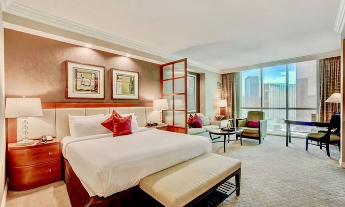 Las Vegas Condo | No Resort Fee ! Strip View Suite - Pools & Valet