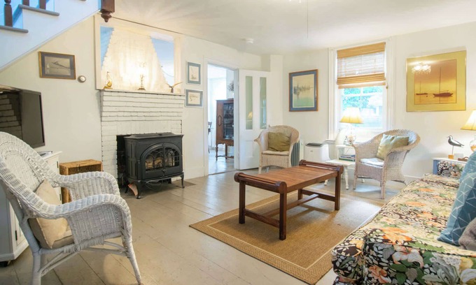 Wellfleet House | On the bay in Wellfleet - walk to water!