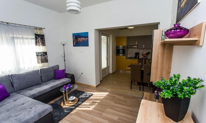 Kastel Stafilic Apartment | One bedroom apartment with air-conditioning Kaštel Štafilić, Kaštela (A-15867-a)