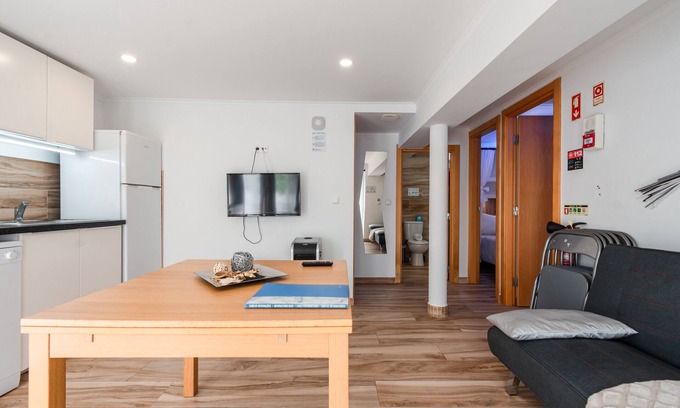 Peniche de Cima Apartment | Small Apartment with shared patio, 200 meters, 3 min by foot, of Peniche Beach