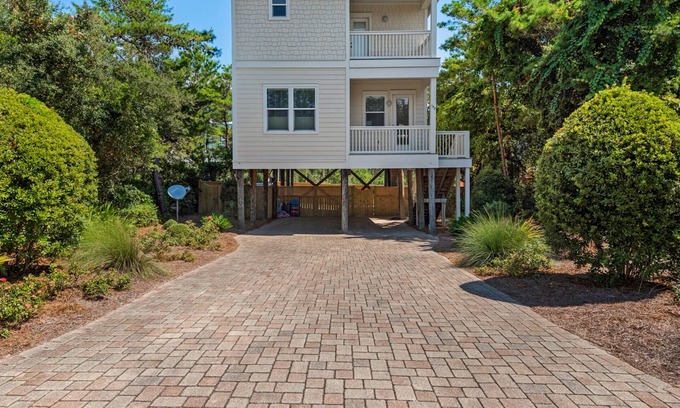 Seacrest House | Stunning 4 Bd/4.5 BA,Free WiFi, Easy Walk to Beach + Free Attraction Tickets!