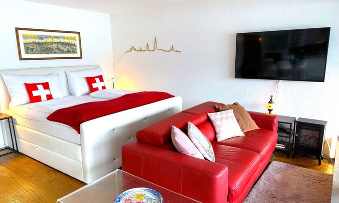 Oberhofen am Thunersee Apartment | SwissHut Stunning Views Alps & Lake - Apart. Oberländer
