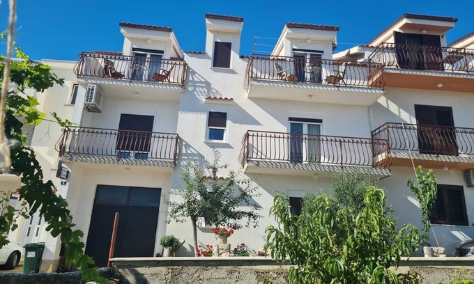 Slatine Apartment | Three bedroom apartment with balcony and sea view Slatine, Čiovo (A-24266-a)