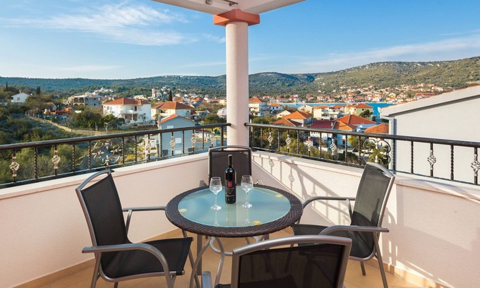 Vinisce Apartment | Two bedroom apartment with terrace and sea view Vinišće, Trogir (A-16928-c)
