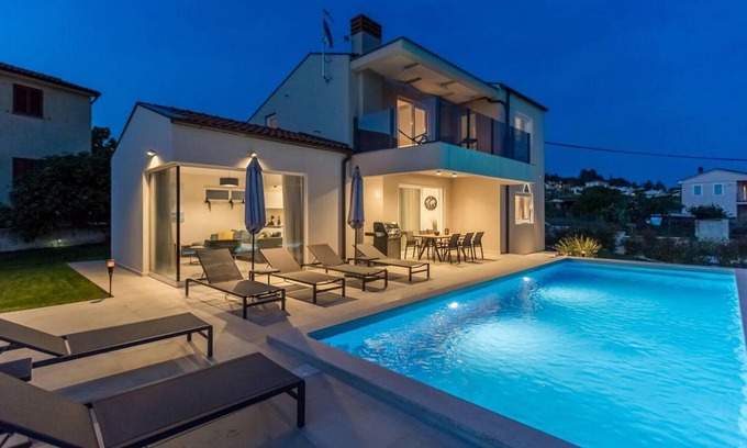 Markovac House | Villa N, a modern holiday home with swimming pool near Visnjan with wonderful panoramic sea view.