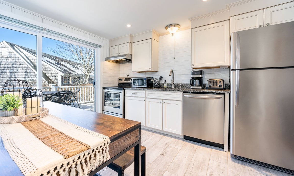 South Chatham Cottage | Waterviews and Short Walk to Nantucket Sound