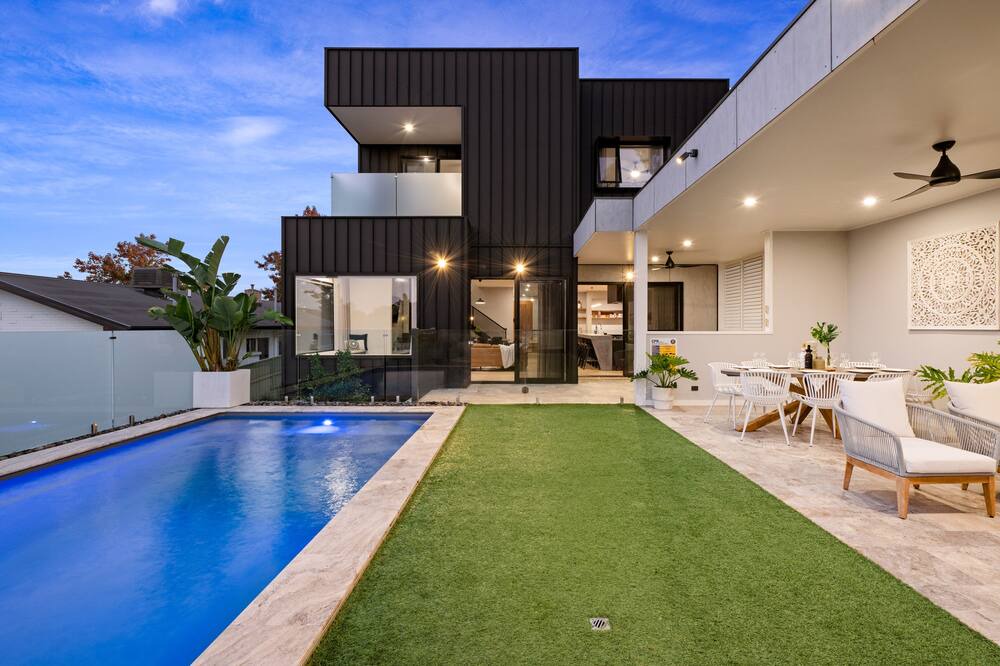 Albury House | Luxurious urban oasis with pool in Central Albury