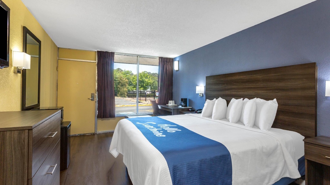 Photo of Bedroom in Coliseum Central