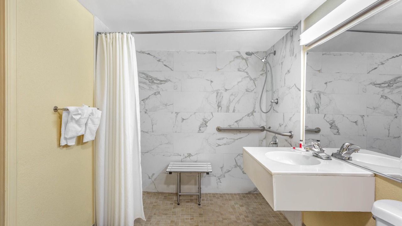 Photo of Bathroom in Coliseum Central