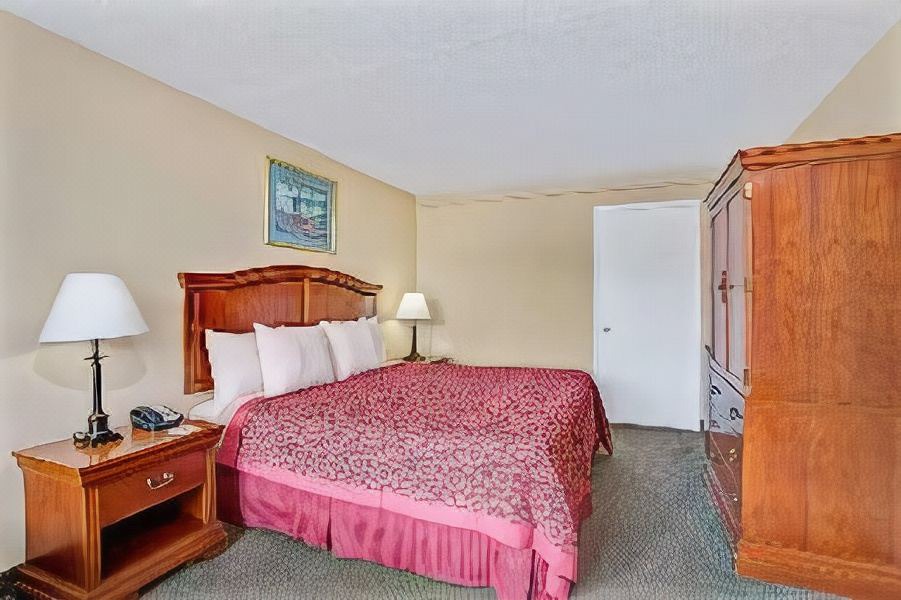 Photo of Bedroom in Coliseum Central