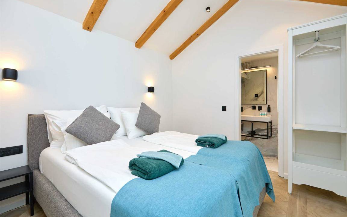 Photo of Bedroom in Pile