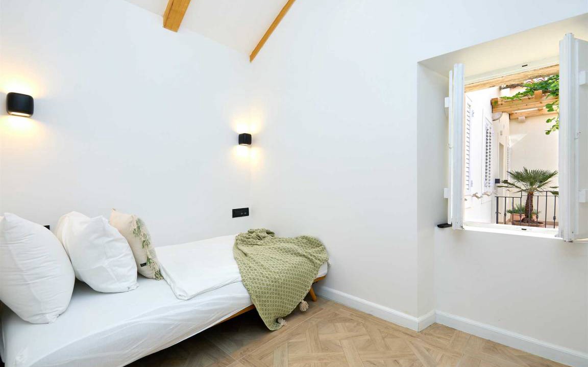 Photo of Bedroom in Pile