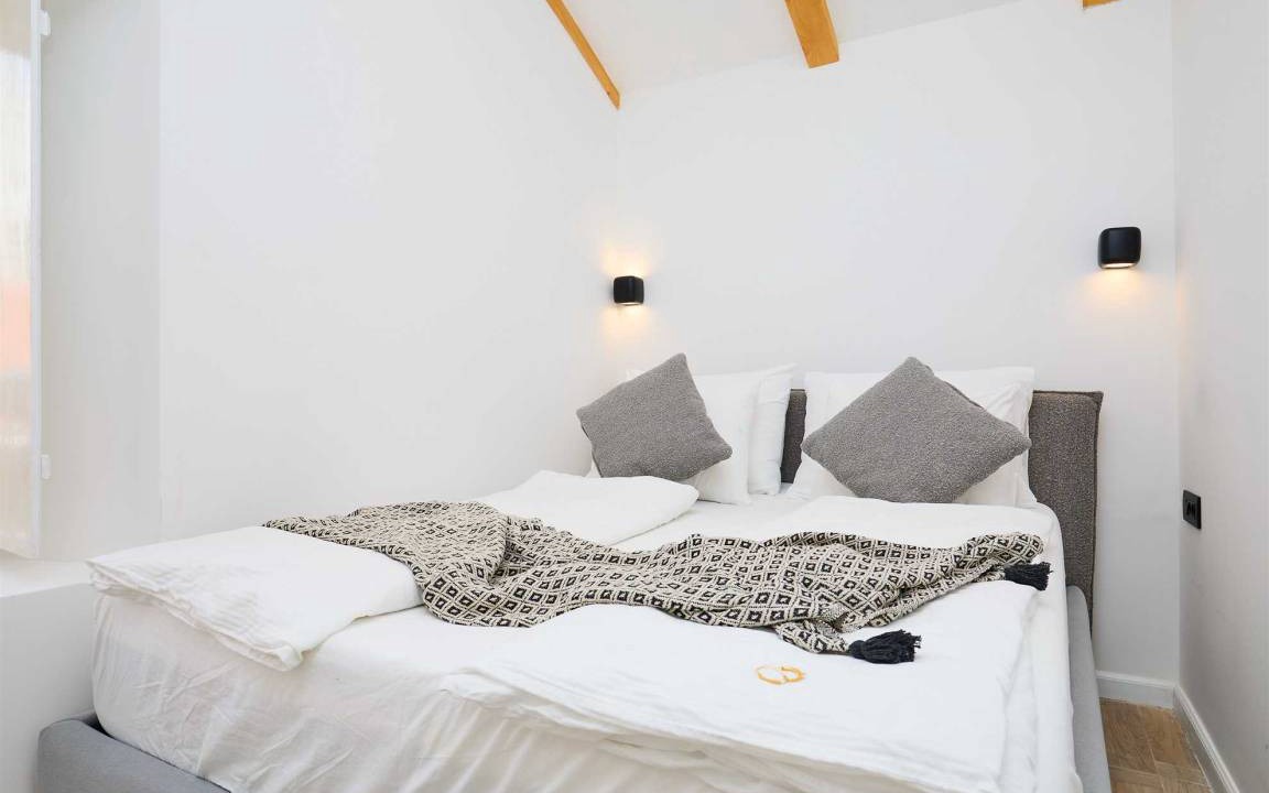 Photo of Bedroom in Pile