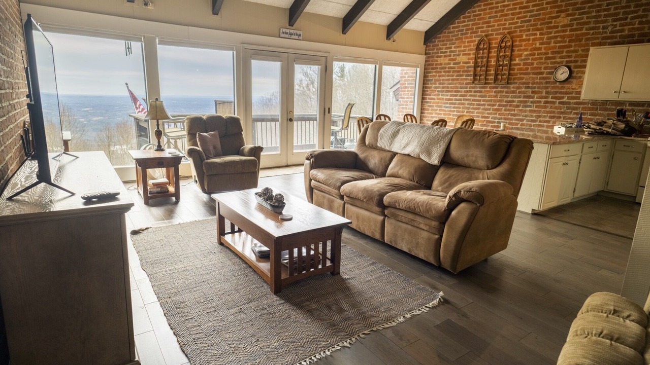Photo of Livingroom in Dan River