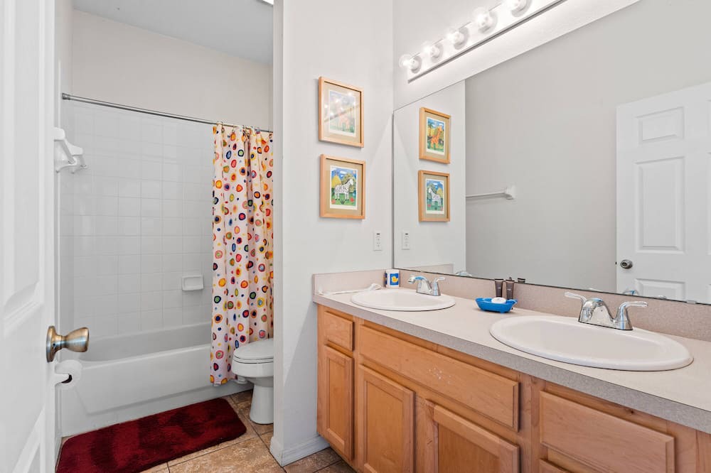 Photo of Bathroom in Bridgewater Crossing