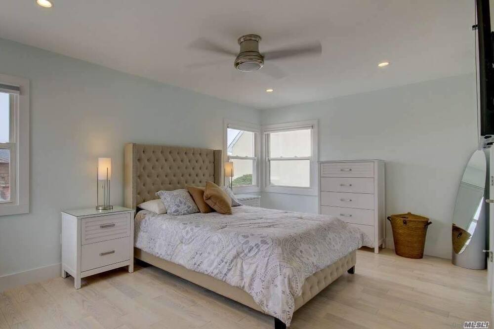 Photo of Bedroom in Lido Beach
