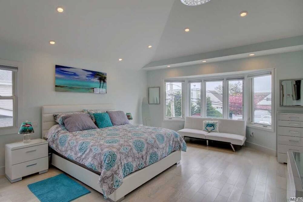 Photo of Bedroom in Lido Beach