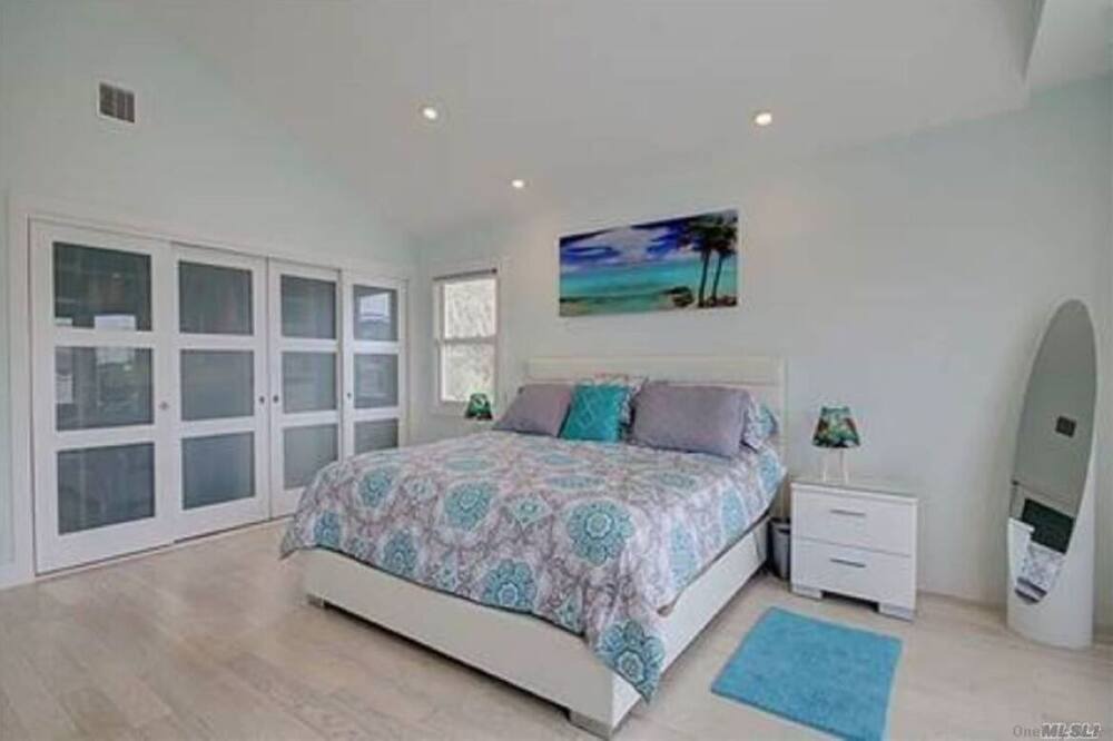 Photo of Bedroom in Lido Beach