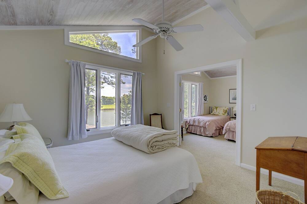Photo of Bedroom in Moon