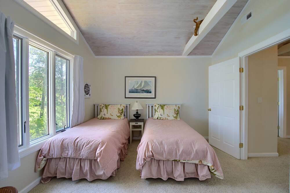 Photo of Bedroom in Moon