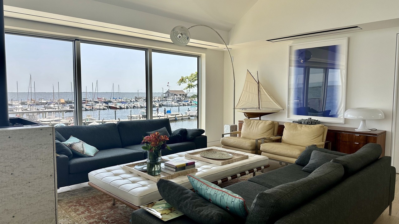 Photo of Livingroom in Bellport