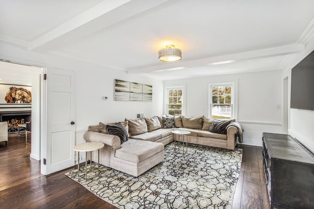 Photo of Livingroom in Bellport