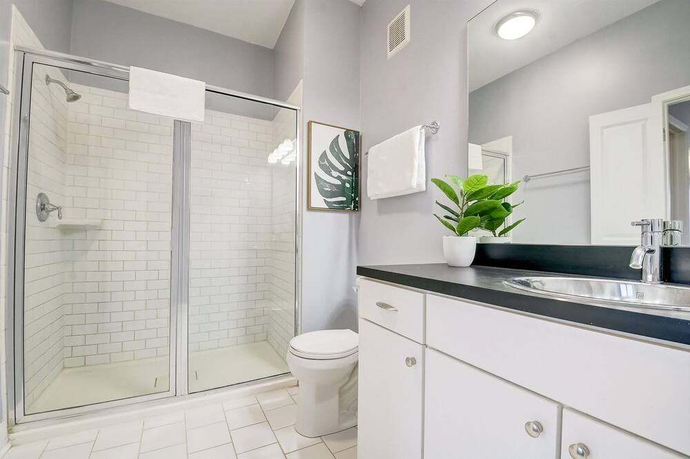 Photo of Bathroom in Lockerbie Square