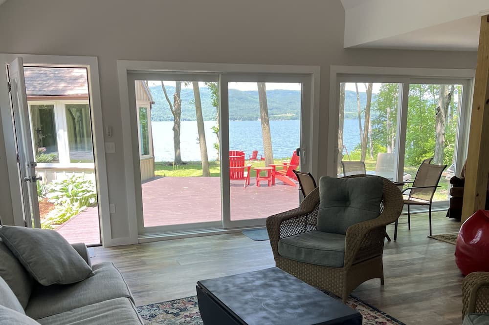 Photo of Livingroom in West Addison