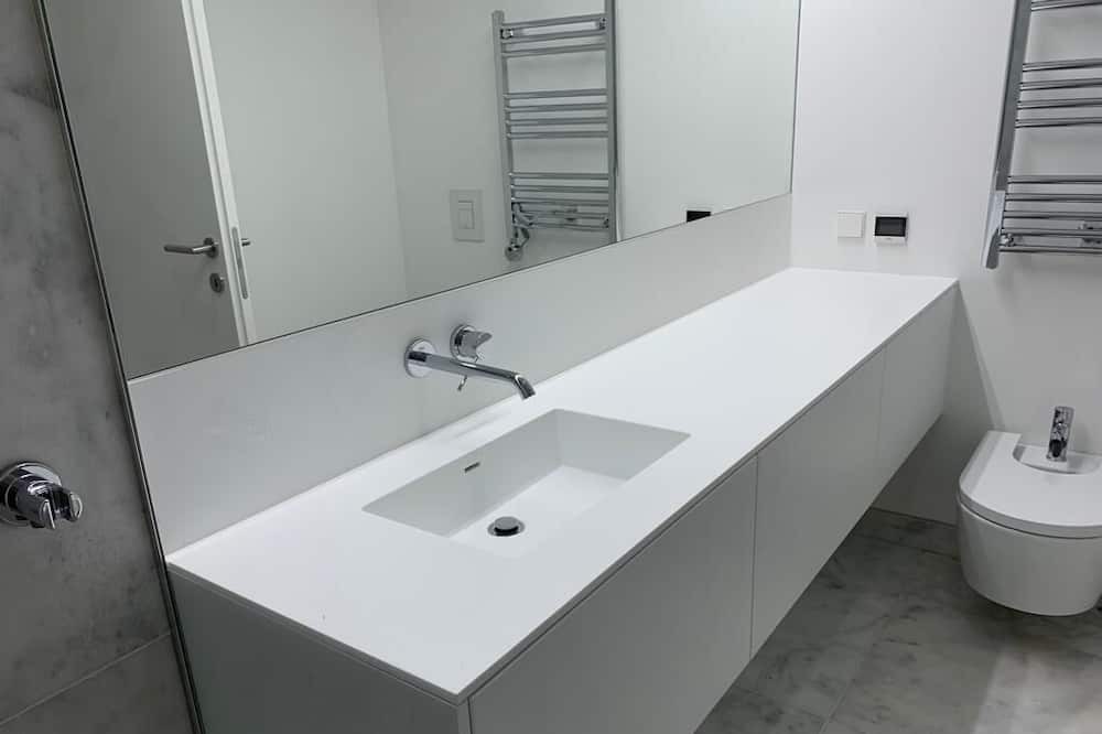 Photo of Bathroom in Linda-a-Velha