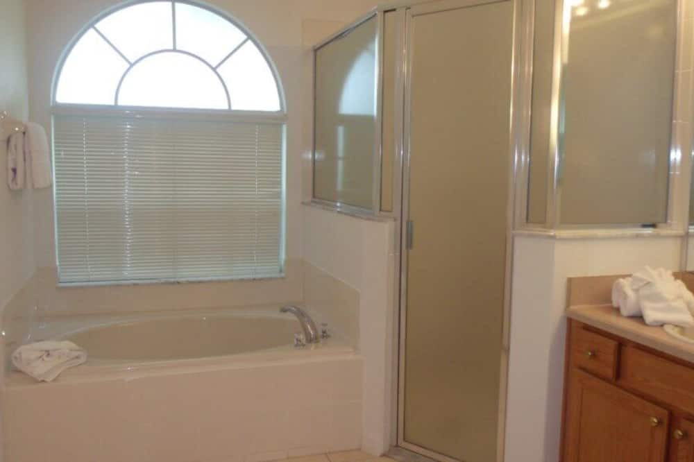Photo of Bathroom in Orange Tree