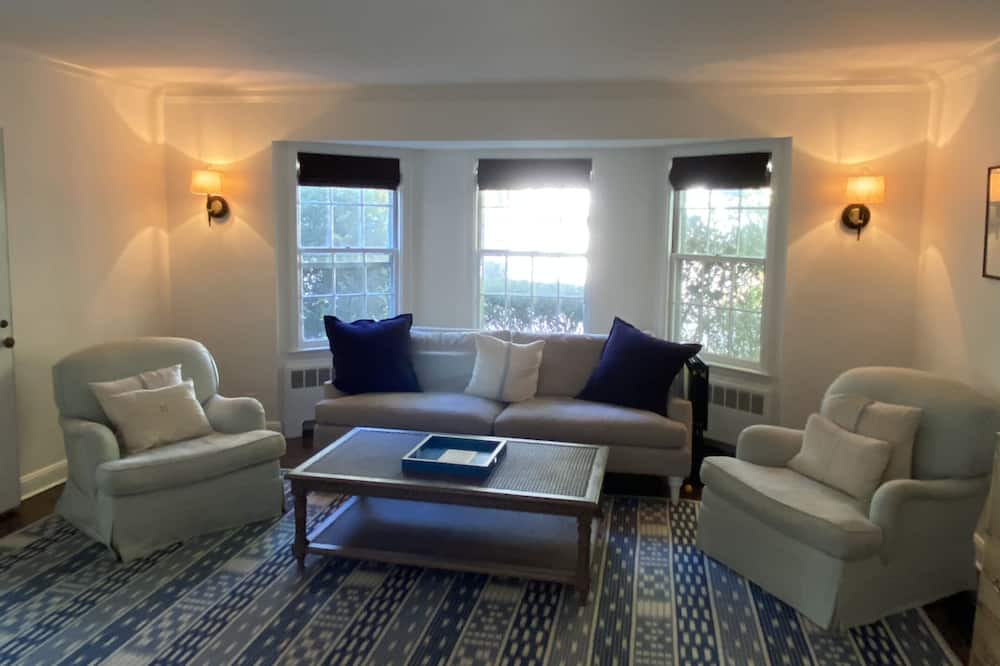 Photo of Livingroom in Locust Valley