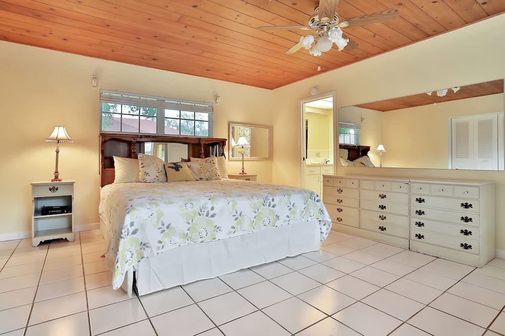 Photo of Bedroom in Cypress Gardens