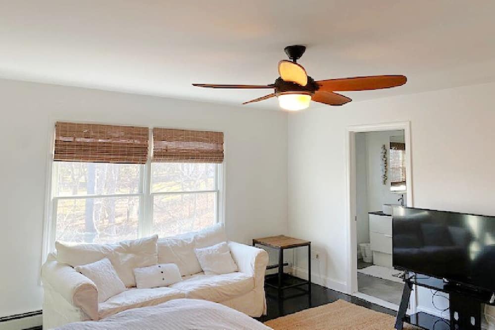 Photo of Livingroom in Miller Place