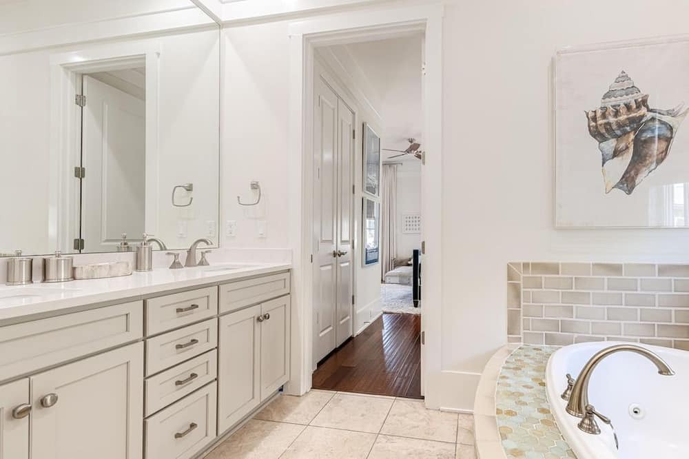 Photo of Bathroom in Beach District