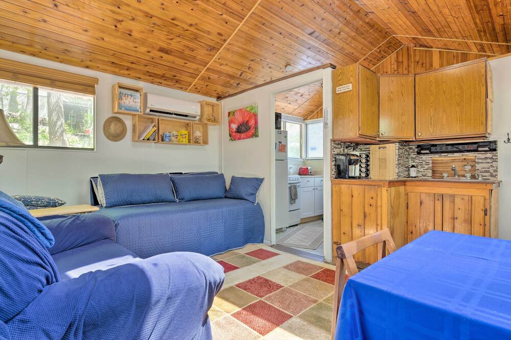 Photo of Livingroom in Baiting Hollow