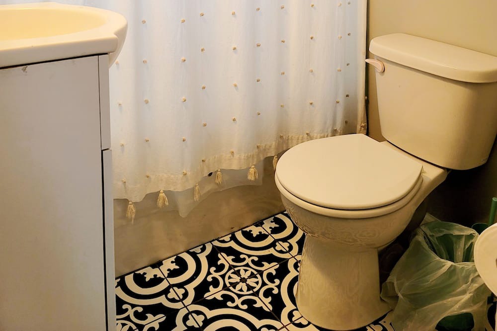Photo of Bathroom in Colonial Beach