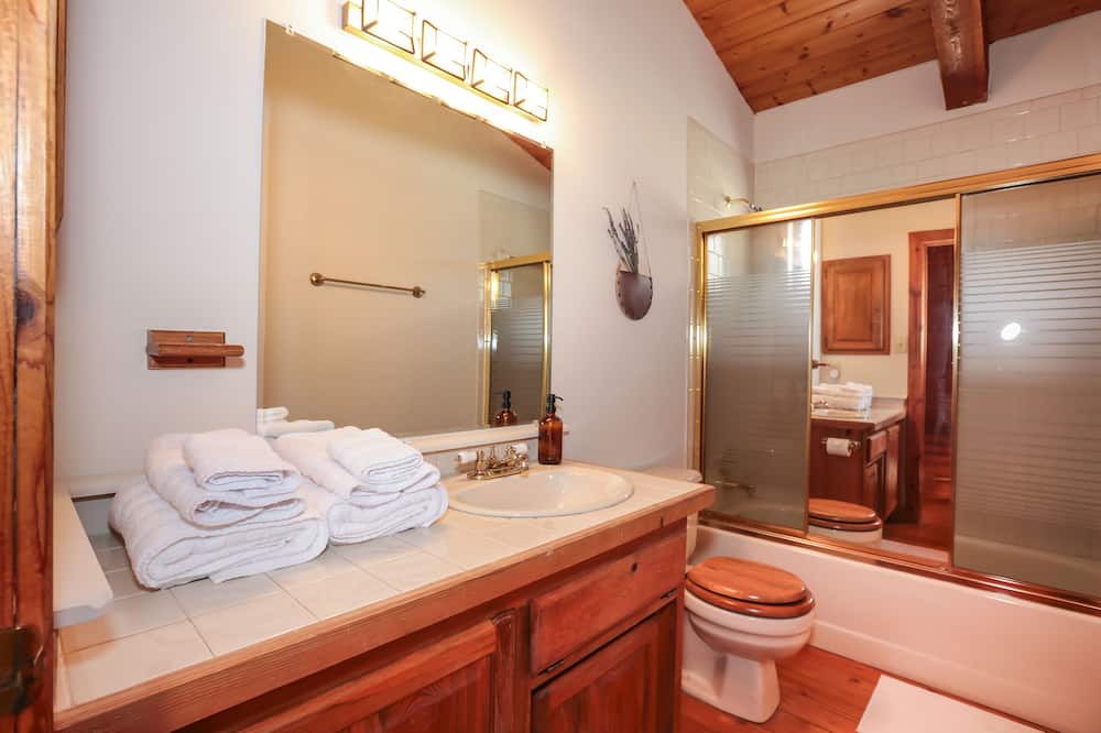Photo of Bathroom in Haywood