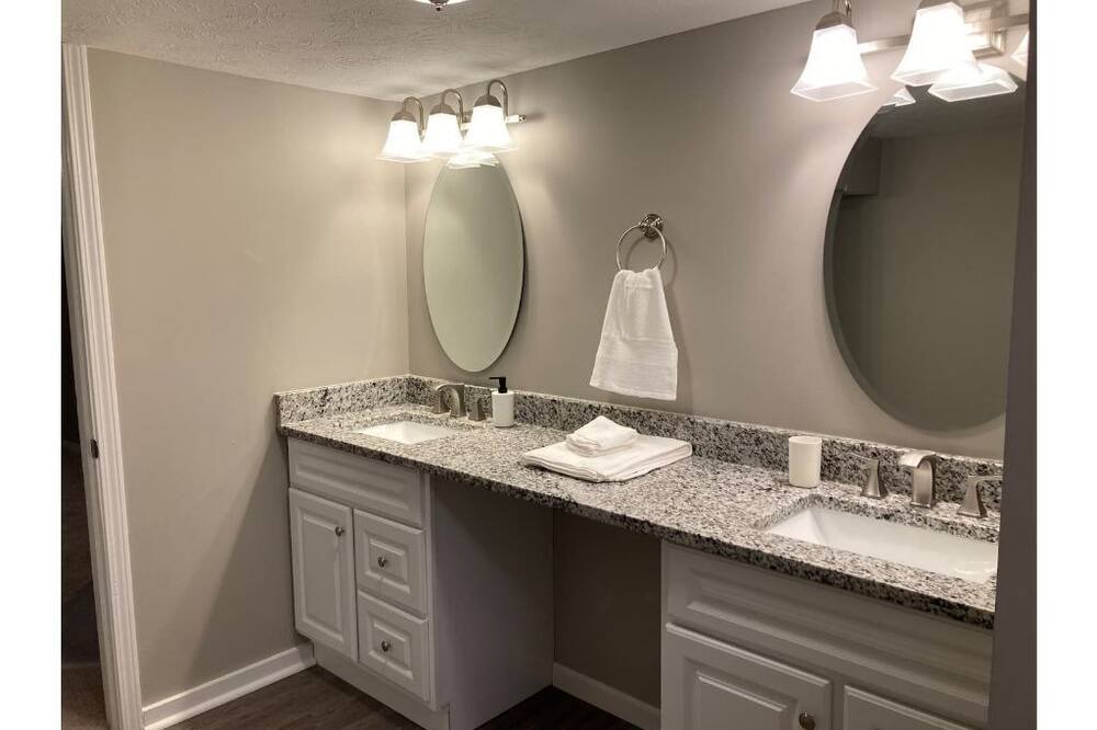 Photo of Bathroom in Speedway