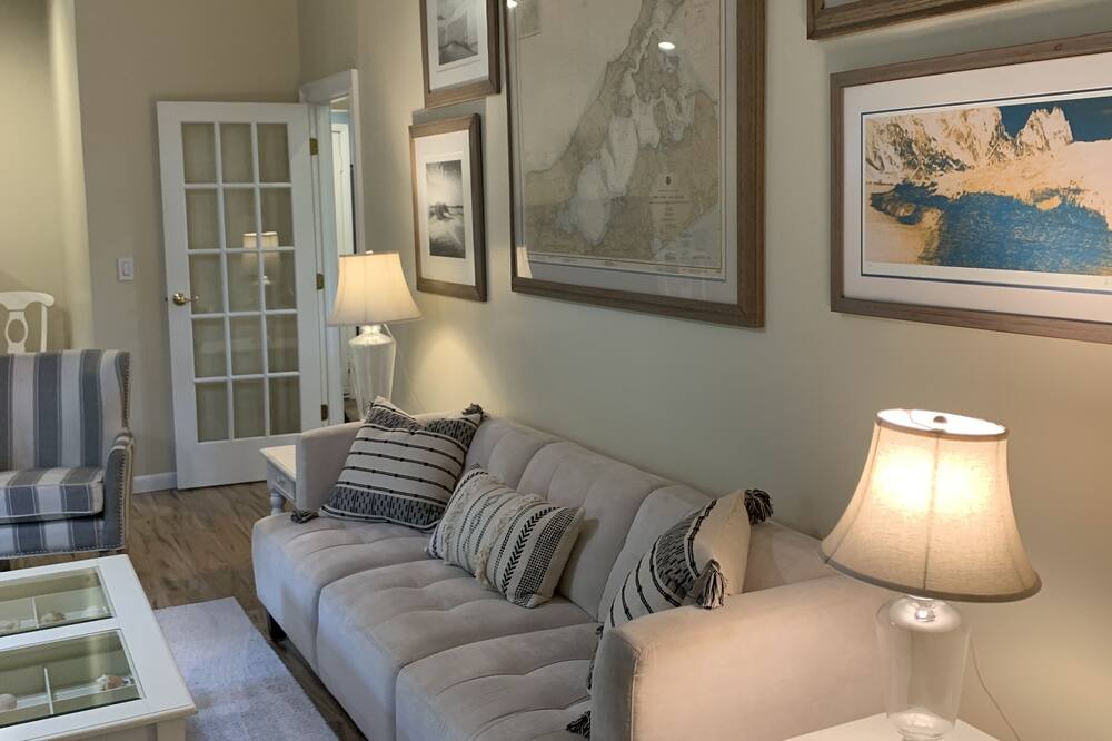 Photo of Livingroom in Baiting Hollow
