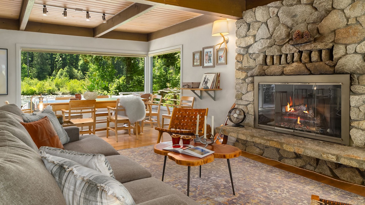 Photo of Livingroom in Gold Bar