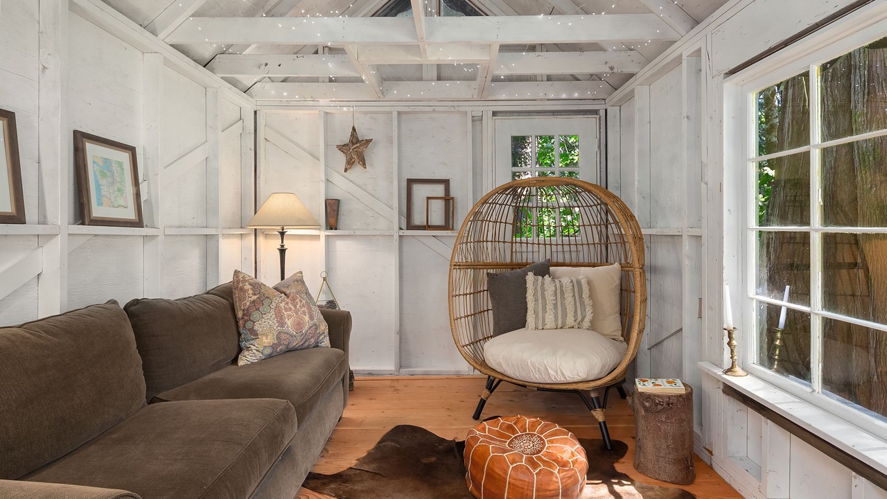 Photo of Livingroom in Gold Bar