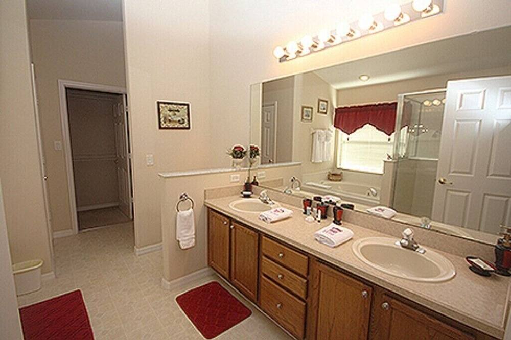 Photo of Bathroom in Orange Tree