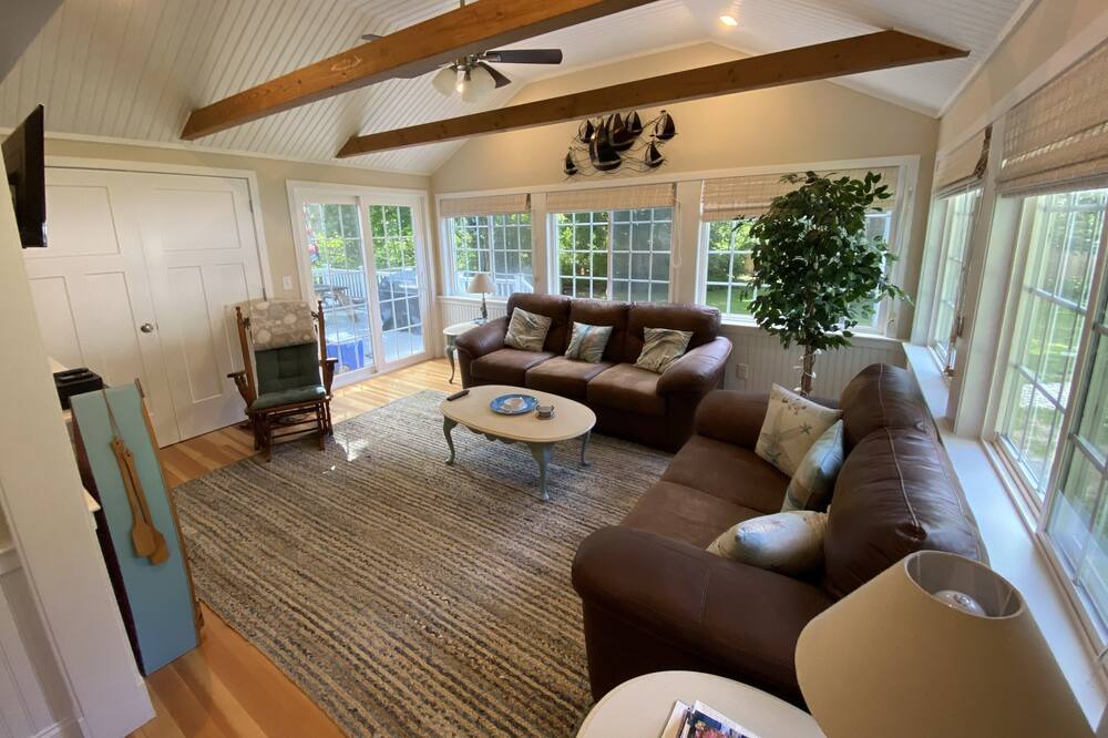 Photo of Livingroom in Campground Landing