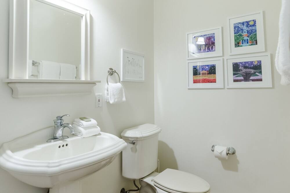 Photo of Bathroom in Gulf District