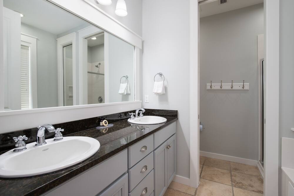 Photo of Bathroom in Laurel Grove