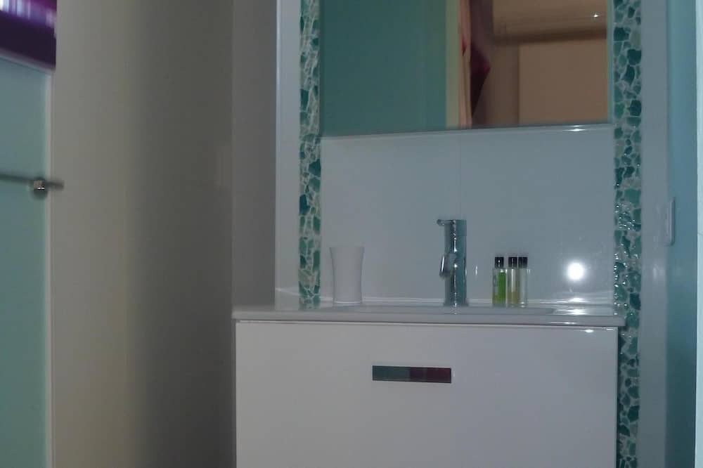 Photo of Bathroom in Montfavet