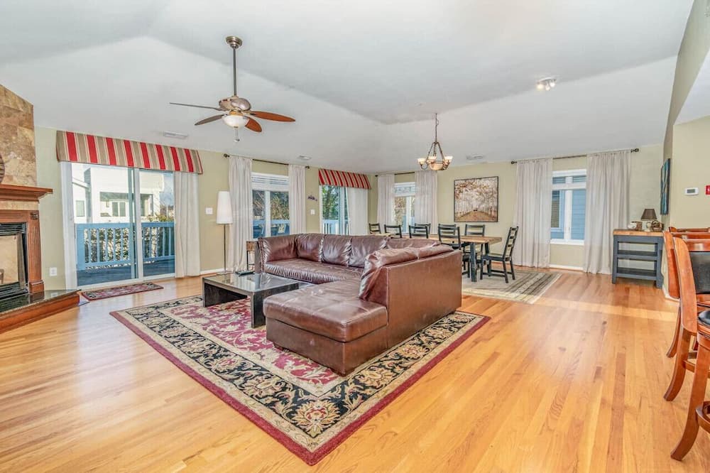 Photo of Livingroom in Croatan Beach
