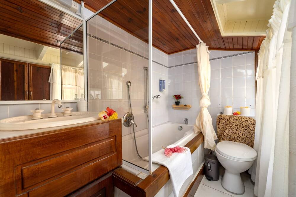 Photo of Bathroom in Glacis